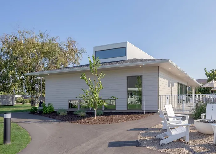 Okanagan Falls Hotels
