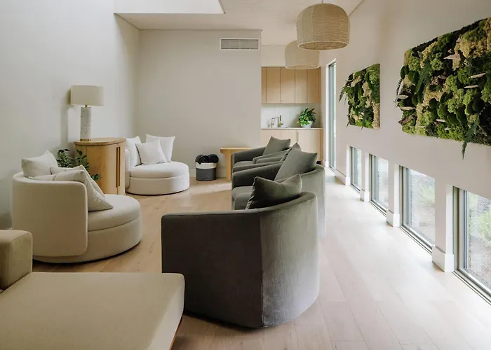 Peachland Hotels