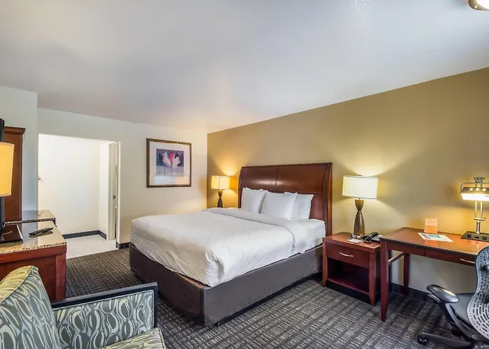 Clarion Inn & Suites Central Clearwater Beach