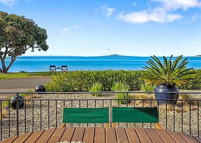 Whangaparaoa Hotels