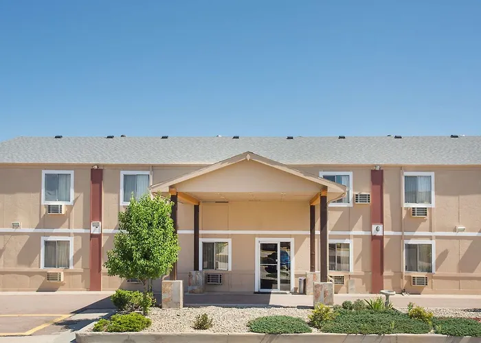 Super 8 By Wyndham Limon Hotel