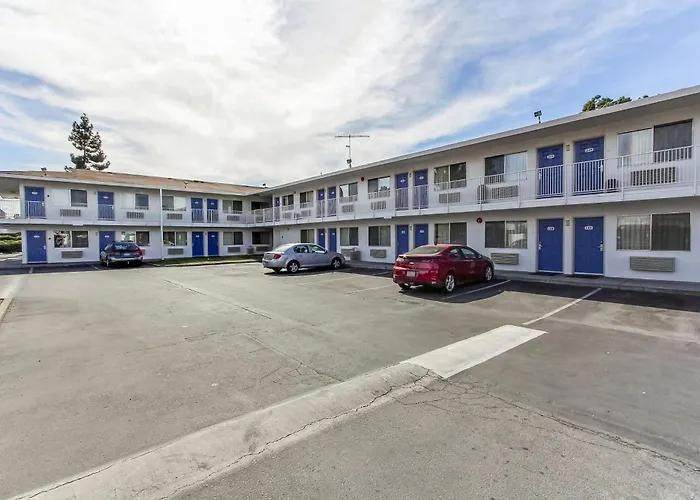 Super 8 By Wyndham Santa Clara Hotel
