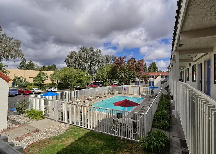Super 8 By Wyndham Petaluma Hotel