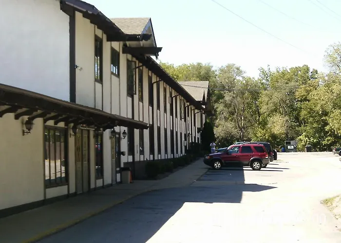 Budget Inn And Suites - Des Moines