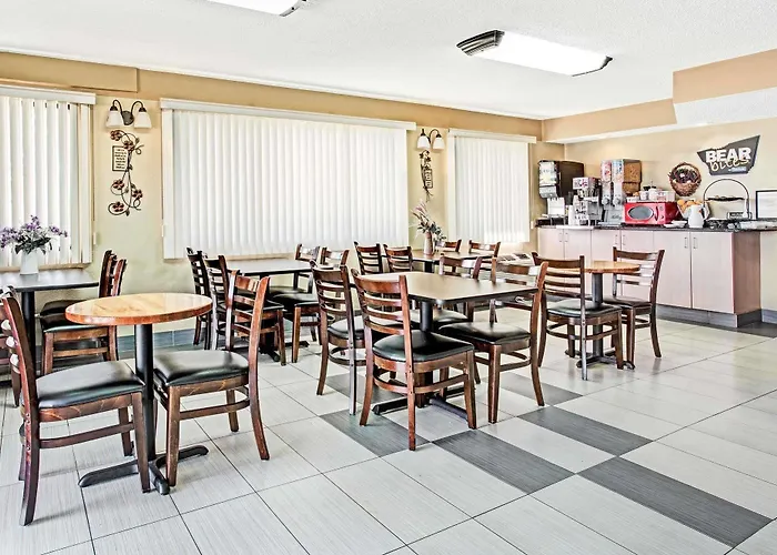 Knights Inn Aurora