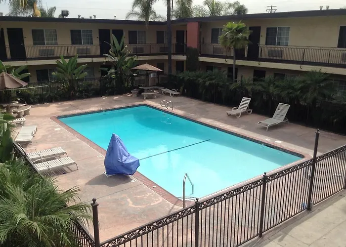 American Inn & Suites Pomona